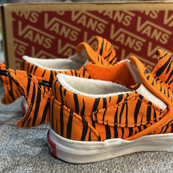 Brand new! Toddler Tiger Shark Vans size 5.5 - Velcro strap - Picture 4 of 8
